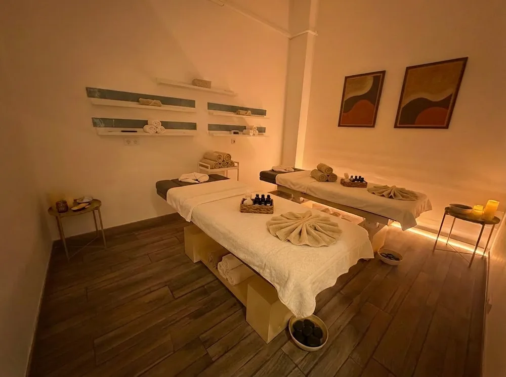 Sala de masajes de La Bodega del Masaje, con dos camillas preparadas